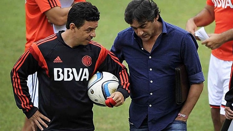 FRANCESCOLI, ANTE LA CONTINUIDAD DE LOS DELANTEROS DE RIVER El manager de River, Enzo Francescoli, se refirió esta tarde a las distintas situaciones de algunos jugadores debido a sus respectivos futuros en el Club. Desde su casa y a través de las redes, analizó caso por caso y dejo en claro algunas cuestiones en medio de la pandemia de coronavirus.